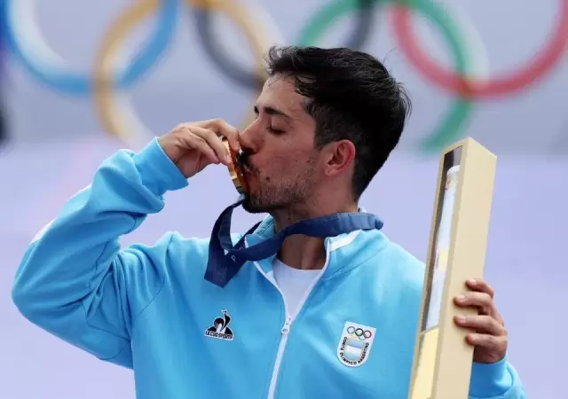 El maligno Torres al recibir la medalla en Pars.