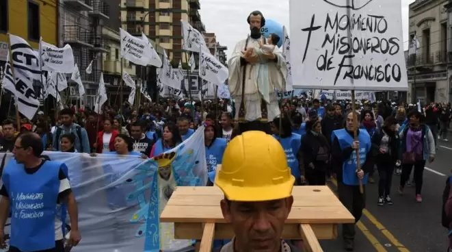 La multitud parti desde el barrio porteo de Liniers en el marco de la celebracin del da del patrono del pan, la salud y el trabajo.