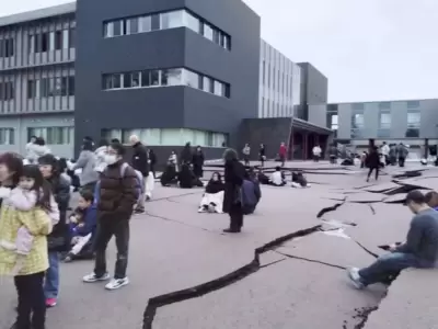 Grietas en la carretera causadas por un terremoto en Wajima.