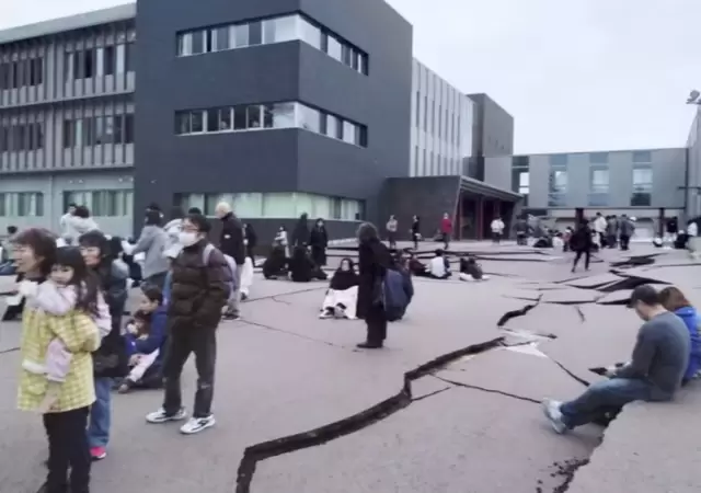 Grietas en la carretera causadas por un terremoto en Wajima.