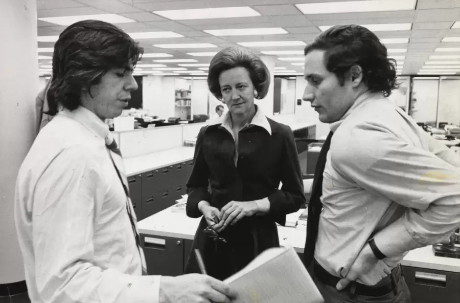 Carl Bernstein y Bob Woodward con la duea y directora del The Washigton Post, Katharine Graham.