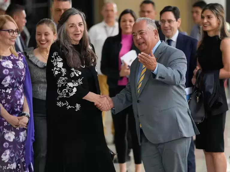 Elvis Amoroso, presidente del CNE, junto a Jennie Lincoln, consejera del Centro Carter para Latinoamrica y el Caribe