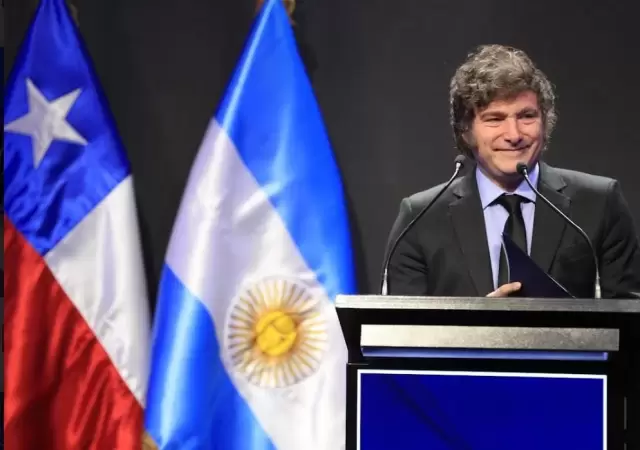 El presidente Javier Milei brinda su discurso en Chile