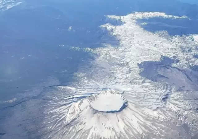 El Volcn Puyehue (del mapuche: puye hue 'lugar de puyes (peces)')1 es un volcn activo del tipo estratovolcn y cono colapsado, de 2240 m s. n. m.