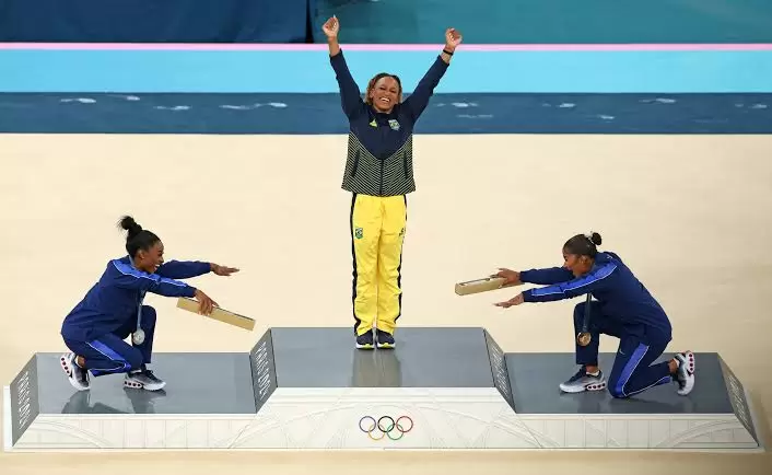 La icnica foto en que Simone Biles y Jordan Chiles reverencian a la brasilea Rebeca Andrade. Ahora Chiles qued quinta