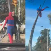 El Spider-Man charra que hace tela acrobtica en el semforo