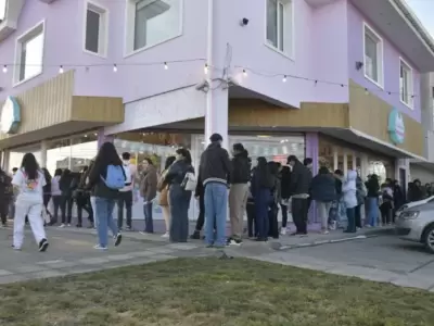 Fila de riogalleguenses que dejaron su CV en un comercio de la localidad.