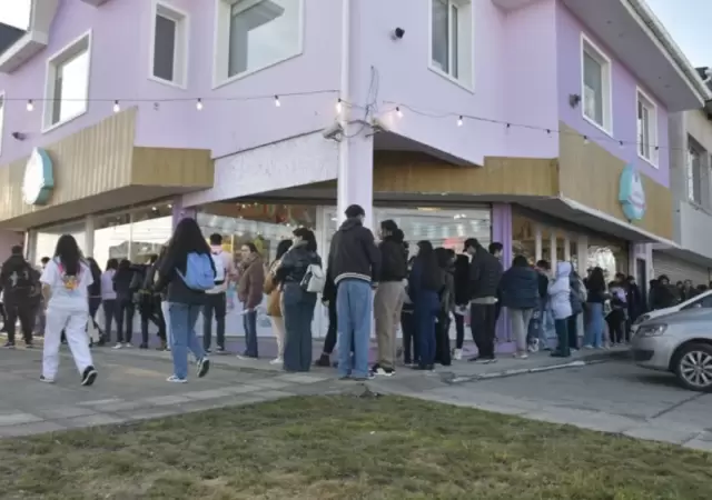 Fila de riogalleguenses que dejaron su CV en un comercio de la localidad.