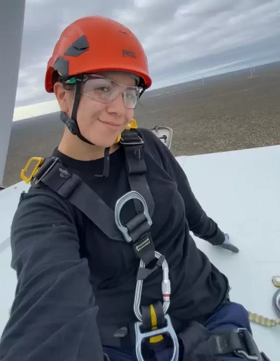 Bianca Vilca trabajando a 120 metros de altura.