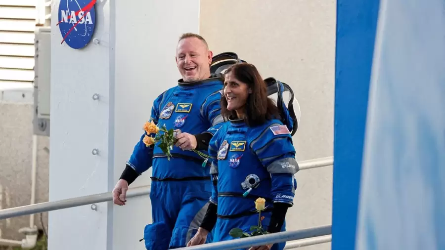 Los astronautas en emergencia, cuando se aprestaban a abordar la cpsula que los llevara al espacio. (Foto: web)