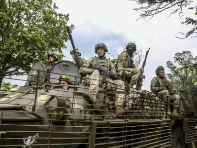 Efectivos ucranianos de la 95. Brigada de Asalto Areo se movilizan a Kursk