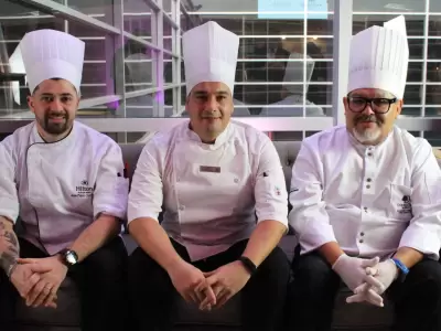 Los chefs responsables de la alta cocina del evento.