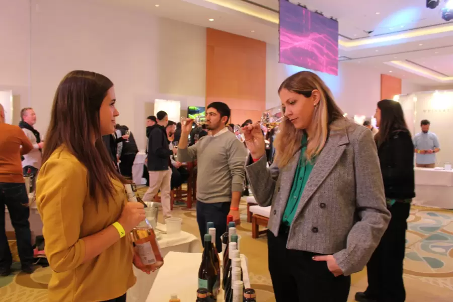 Aldana Quiles y Florencia Civelli analizando las virtudes de un varietal blanco.