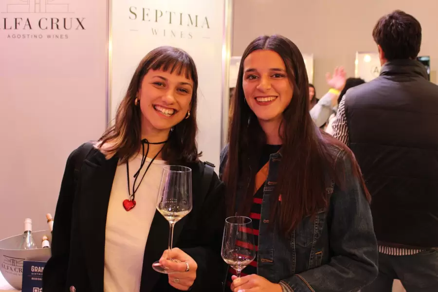 Lara Parasecoli y Julieta Bima, brindando con sus copas.