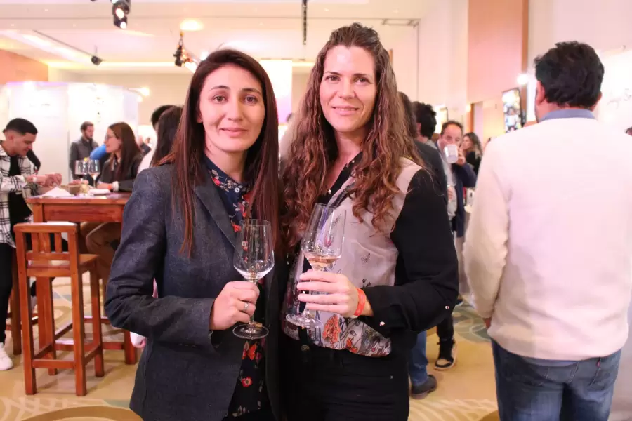 Valeria Rivera y Gisela Valdin: un brindis entre apasionadas del vino.