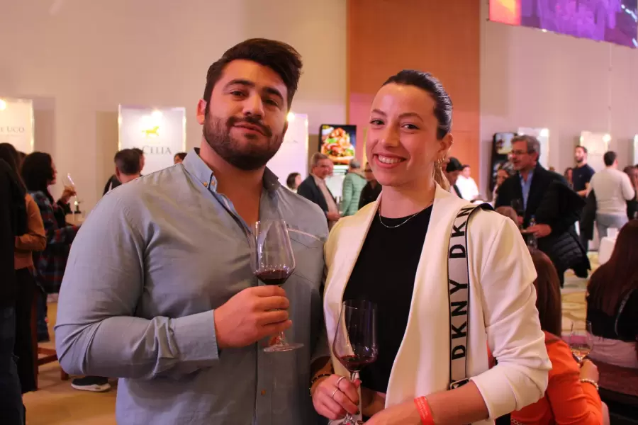 Agustn Sosa y Sophia Incirillo disfrutando de un viernes donde el vino es la receta.