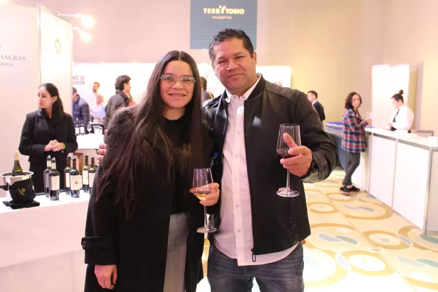 Elizabeth Castro y Mario Castro en el centro de una postal cargada de vid y terruo.