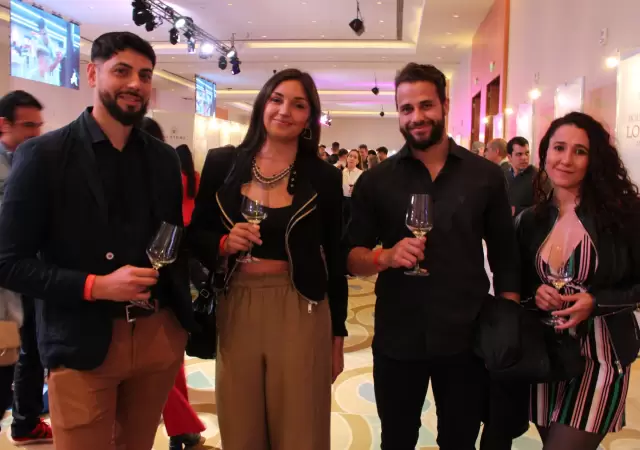 Luis Campos, Paula Quiroga, Nicols Frigole, Jael Albelo, disfrutando algunas de las 600 etiquetas para degustar.