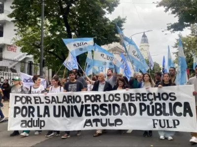 El 23 de abril se realizo una multitudinaria marcha federal en defensa de la universidad publica. (Foto: web)