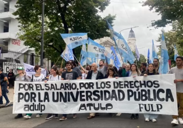 El 23 de abril se realizo una multitudinaria marcha federal en defensa de la universidad publica. (Foto: web)