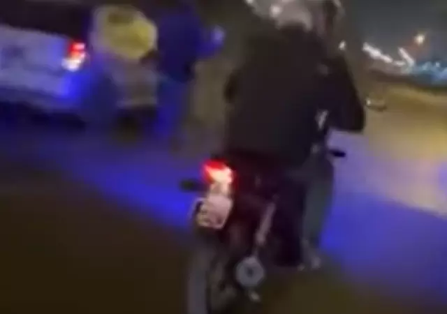 Captura de pantalla del video filmado desde una moto desde donde le gritaban al conductor del auto que llevaba a una chica debajo.