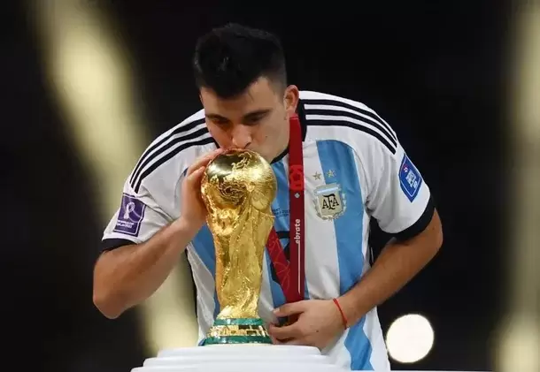 Marcos Acua besando la copa del mundo Qatar 2022.