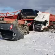 Volc un camin "mosquito" y la ruta qued regada de autos destrozados