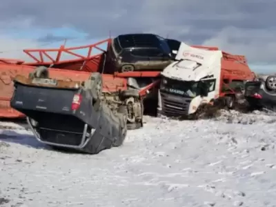 Volc un camin "mosquito" y la ruta qued regada de autos destrozados