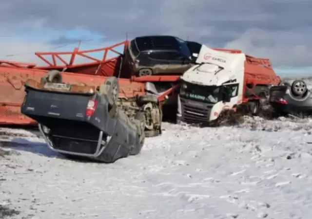 Volc un camin "mosquito" y la ruta qued regada de autos destrozados