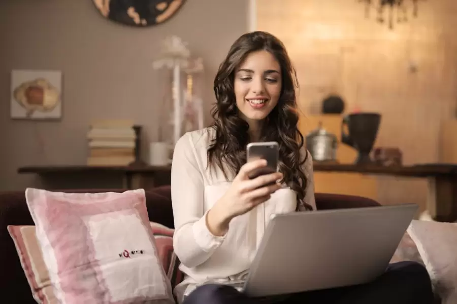 Mujer con celular
