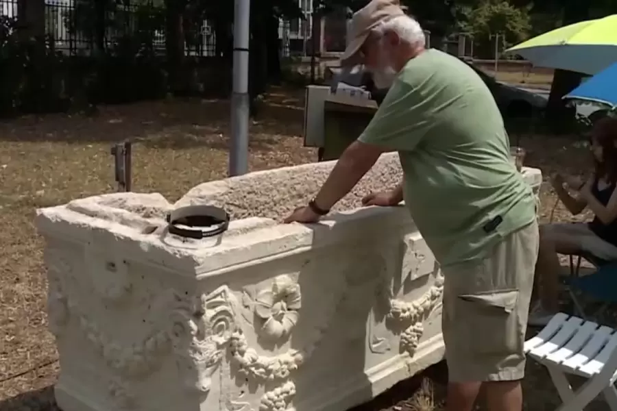 Sarcfago romano encontrado en una playa