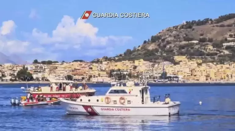 La Guardia costera italiana en bsqueda de los desaparecidos.