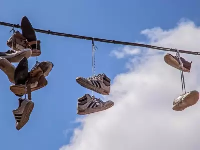 Cdigo callejero: qu mensaje esconden las zapatillas colgadas en los cables?