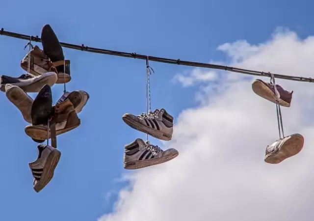 Cdigo callejero: qu mensaje esconden las zapatillas colgadas en los cables?