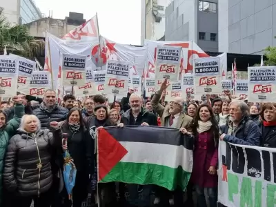 Bodart celebr en la puerta del tribunal con la bandera palestina