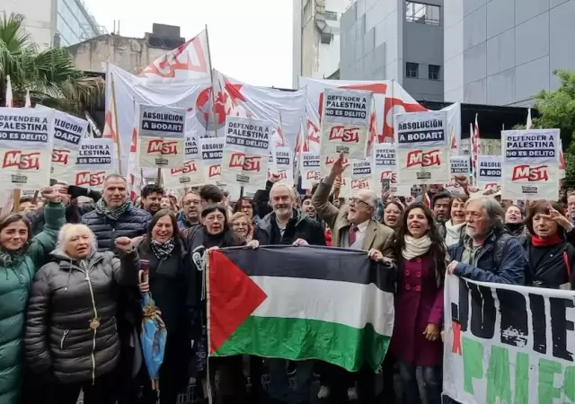 Bodart celebr en la puerta del tribunal con la bandera palestina