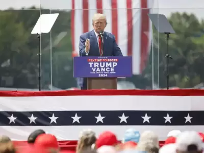 Trump dando su discurso en Carolina del Norte, rodeado de cristales antibalas.