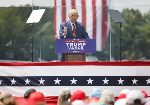 Trump dando su discurso en Carolina del Norte, rodeado de cristales antibalas.