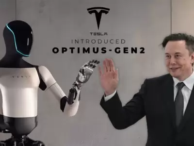 El magnate Elon Musk junto a Optimus, la creacin de Tesla. (Imagen: web)