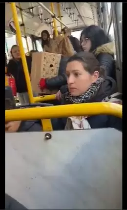 Momento inslito arriba de un colectivo.