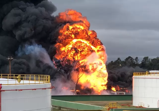 Incendio en planta de YPF en Ensenada