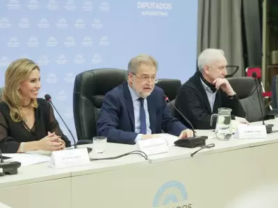 (de izqu. a der.) Romina Diez (LLA), vicepresidenta; Roberto Mirabella (UxP), presidente; Gabriel Fuks (UxP), titular de la delegacin en el Parlasur.