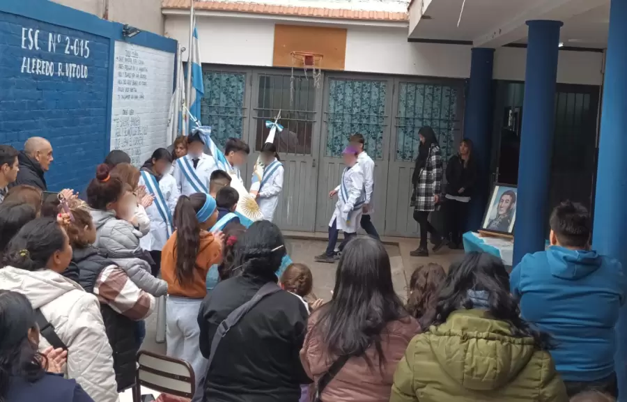 Entrega de escarapelas en la escuela Dr. Alfredo Roque Vitolo