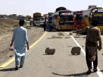 Colectivos y vehculos particulares atacados por milicias baluchis en la carretera