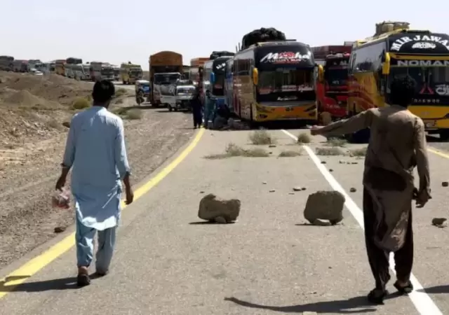 Colectivos y vehculos particulares atacados por milicias baluchis en la carretera