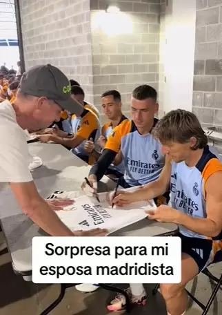 Luka Modrić fue el primer jugador en firmar la camiseta.