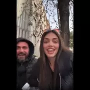 Lo celó "fuerte" a su papá y le pidió a chicas que dejen de enviarle mensajes