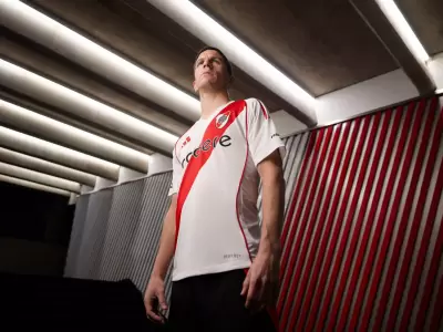 La nueva camiseta titular sale $169.999 y Nacho Fernndez es una de las caras visibles de la campaa.