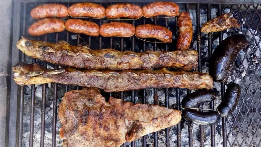 Ante todo, la parrilla debe estar caliente para comenzar el proceso de limpieza