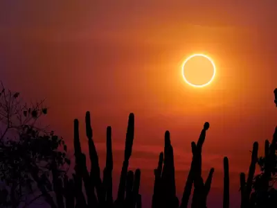 La Luna se ve como un disco oscuro encima de un disco ms grande y brillante, creando lo que parece un anillo de fuego